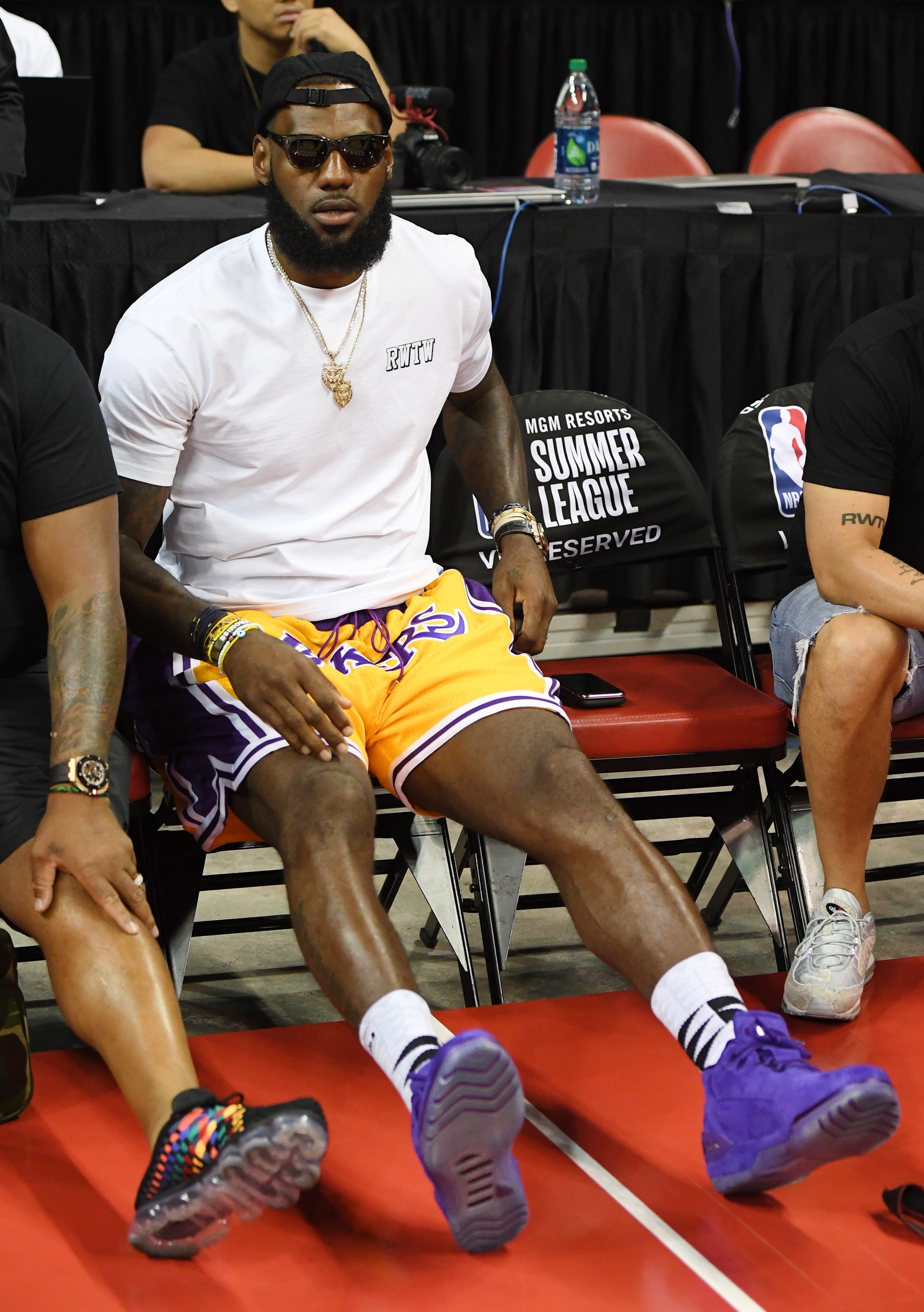 LeBron James usando os shorts feitos por Don C para a NBA. Quer um? Não vai rolar (Foto: Getty Images/Ethan Miller)