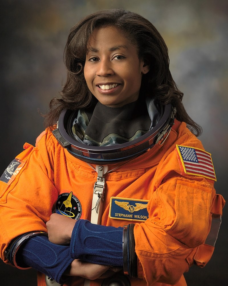 Stephanie Wilson nasceu em setembro de 1966; se escolhida, terá 56 anos quando pisar na Lua (Foto: NASA)