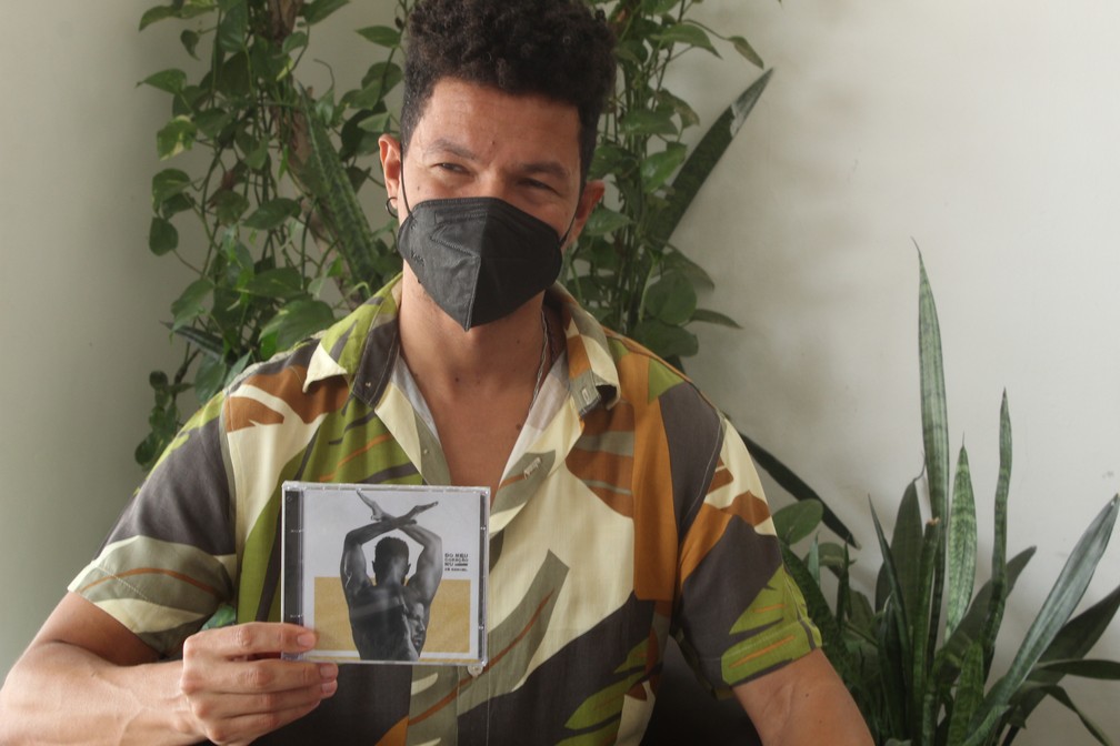 Zé Manoel com o disco  'Do Meu Coração Nu', indicado ao  Grammy Latino  — Foto: Diana Silva / g1 Petrolina