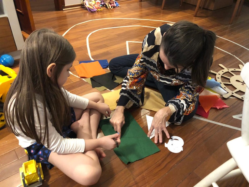 Ana Paula inventa brincadeiras com os filhos para evitar as telas — Foto: Arquivo Pessoal