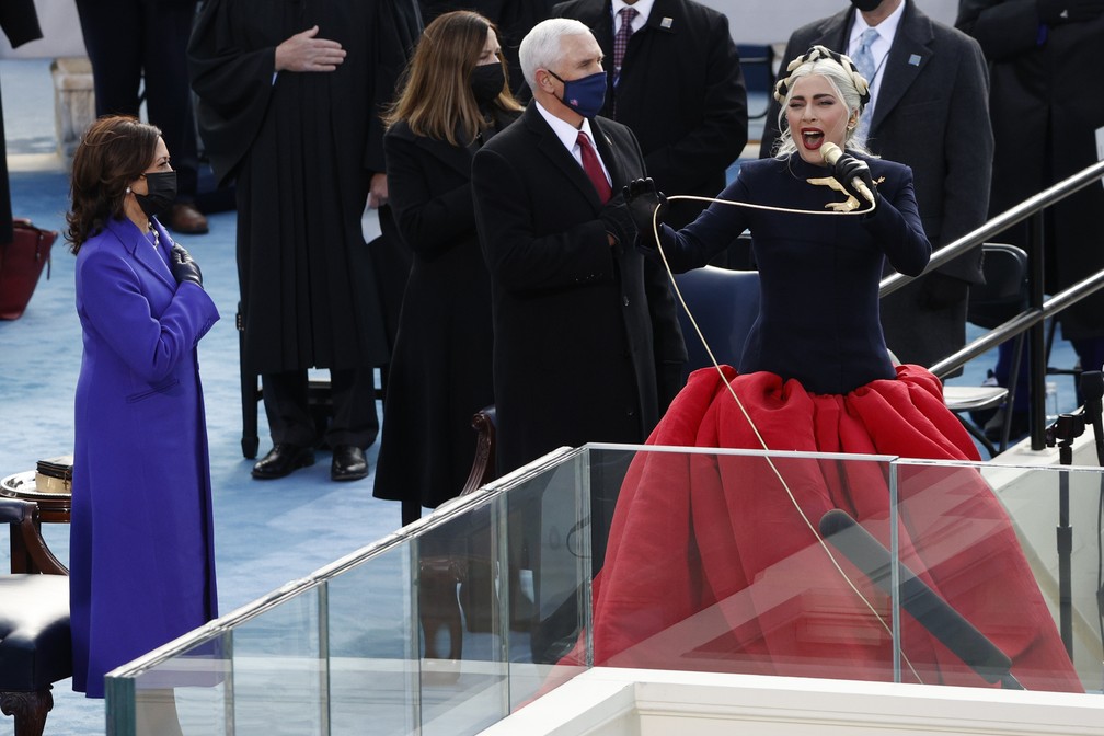 A cantora Lady Gaga canta o Hino Nacional dos EUA durante a posse de Joe Biden como 46º Presidente dos Estados Unidos na Frente Oeste do Capitólio dos EUA, em Washington, nesta quarta (20)  — Foto:  Brendan McDermid/Reuters