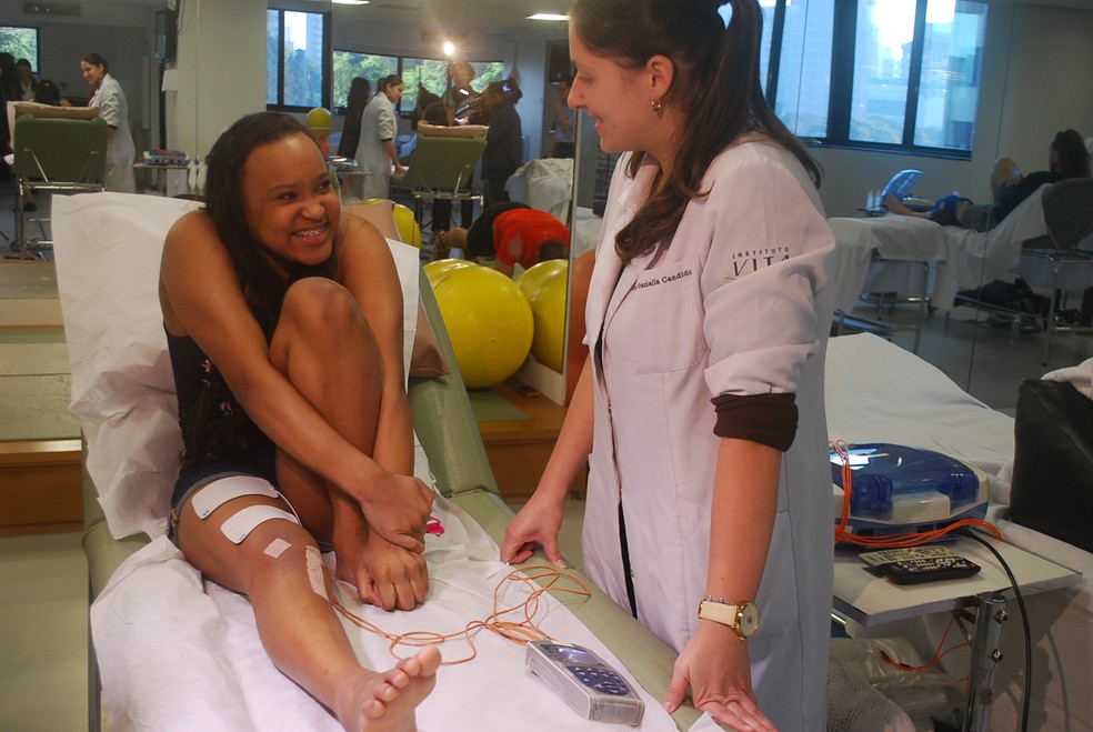Rebeca Andrade na fisioterapia depois da primeira cirurgia no joelho, em 2015 — Foto: Marcos Guerra