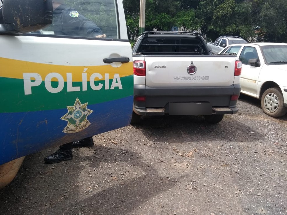 Suspeito de matar funcionário da Energisa em Porto Velho chegando na delegacia.  — Foto: Jheniffer Núbia/G1