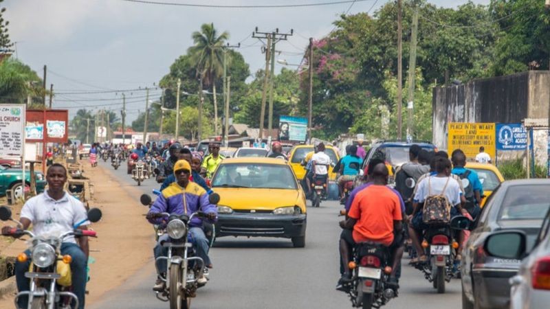 Mototáxis são uma maneira popular de jovens ganharem dinheiro na Libéria (Foto: Getty Images via BBC News)