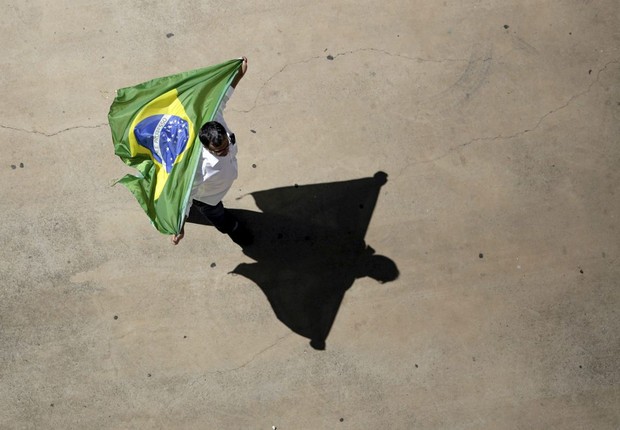 Homem solitário segura bandeira do Brasil ; crise ; recessão ;  (Foto: Ueslei Marcelino/Reuters)