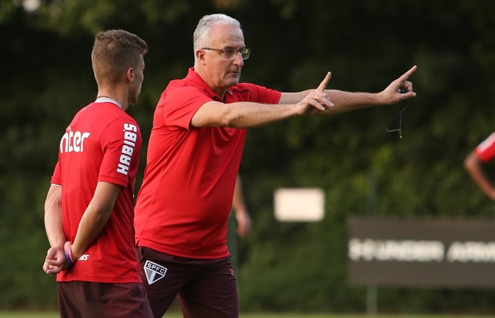 Dorival Júnior orienta Lucas Fernandes em treino do São Paulo (Foto: Rubens Chiri / saopaulofc.net)