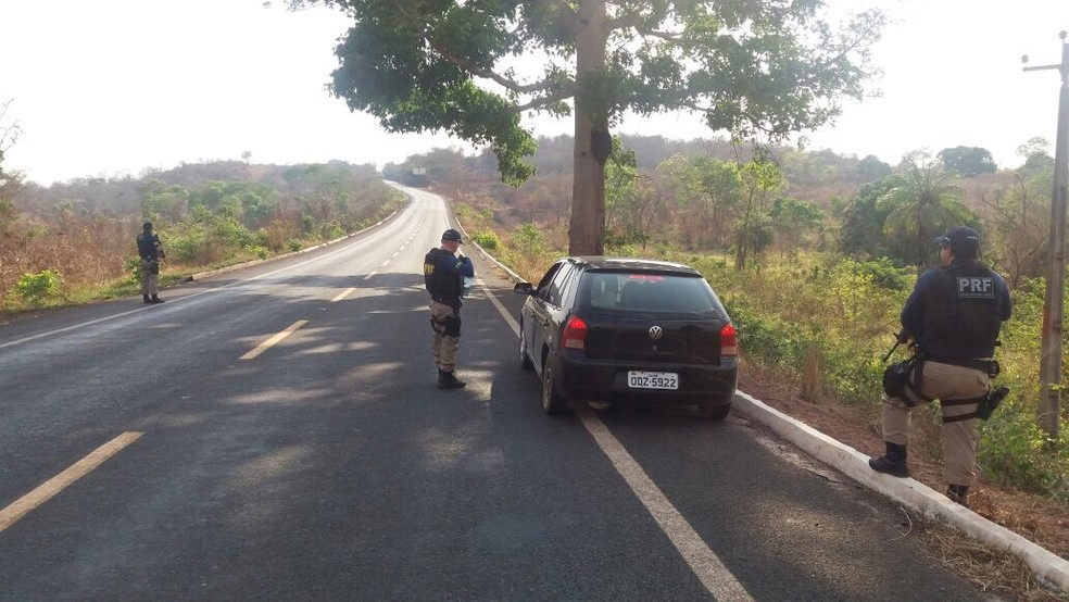 Policiais realizaram abordagens a veículos e pessoas suspeitas visando à busca dos envolvidos nos assaltos (Foto: Divulgação/Polícia Rodoviária Federal)