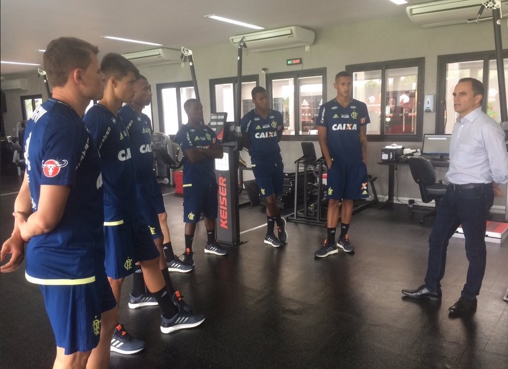 Com apenas sete jogadores e sem Rueda, Flamengo se reapresenta no Ninho