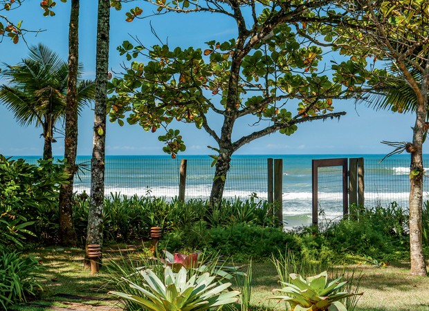 Casas de praia, como esta com projeto do paisagista Gil Fialho, são ótimas pedidas para o uso da grama-santo-agostinho (Foto: Foto Edu Castello/ Editora Globo)