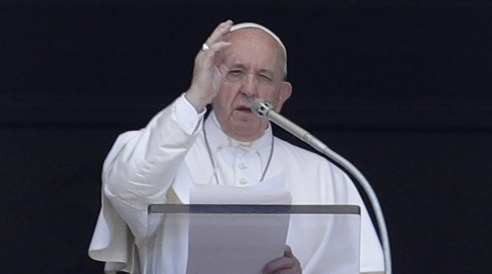 Papa Francisco fala ao público na Praça São Pedro, no Vaticano — Foto: Gregorio Borgia/AP