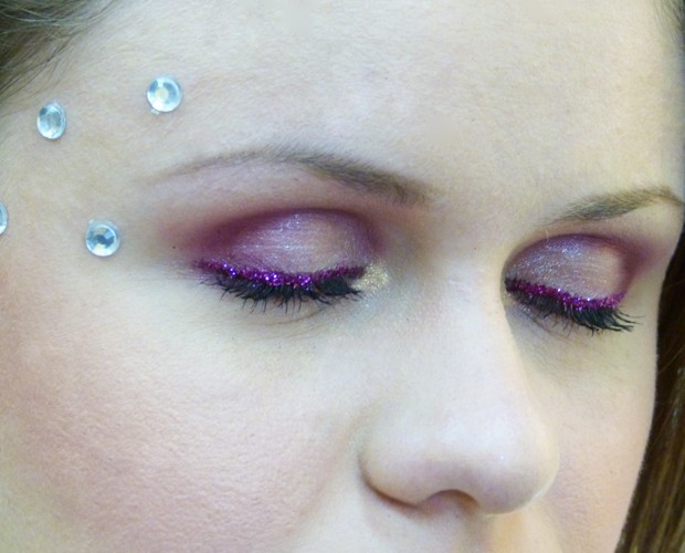 Olho marcado com purpurina é tendência para o carnaval (Foto: Melina Mantovani / Gshow)