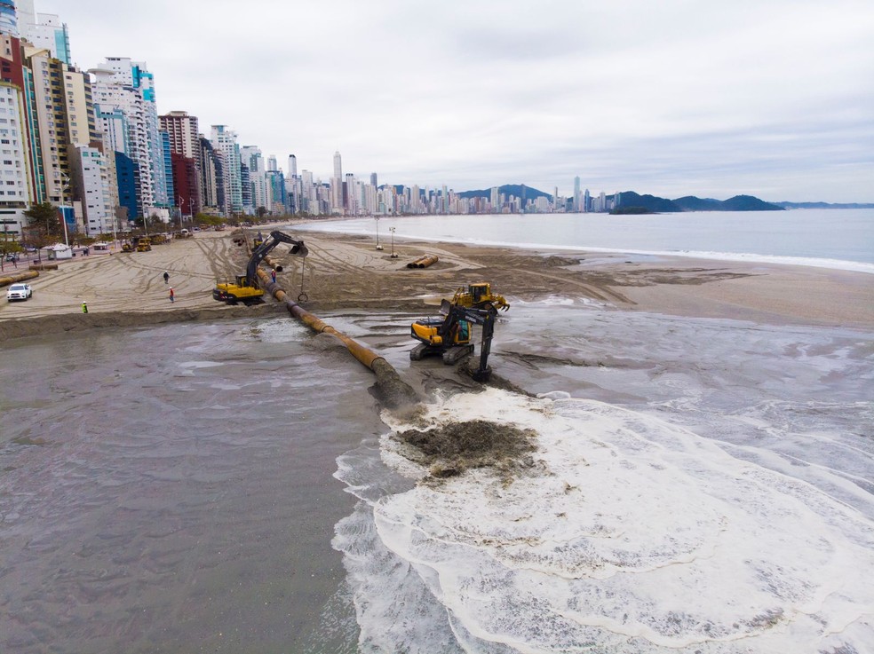 Draga retira areia do fundo de mar para realizar a obra de expansão — Foto: Prefeitura de Balneário Camboriú/Divulgação