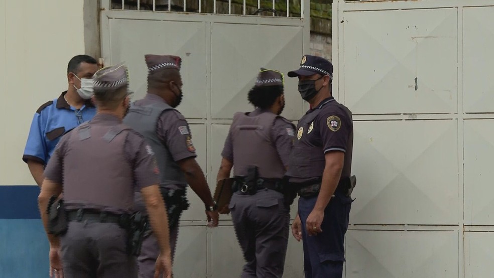 Polícia foi acionada após homem invadir posto de saúde — Foto: Reprodução/TV Globo