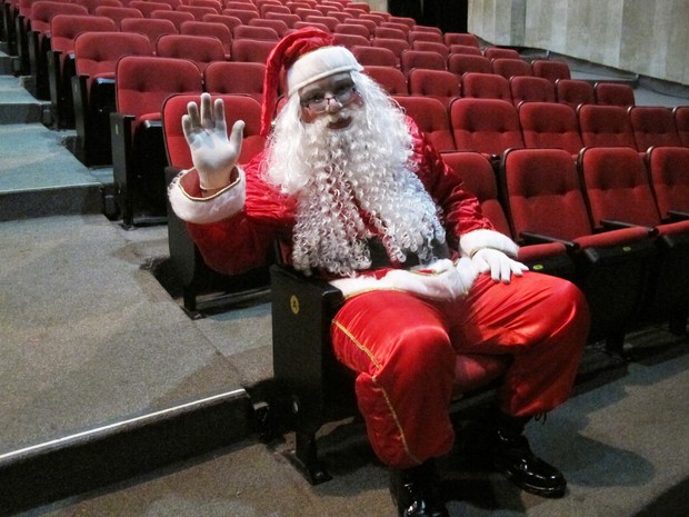 André Cajaíba como o Papai Noel no Teatro Municipal de Santos (Foto: Mariane Rossi/G1)