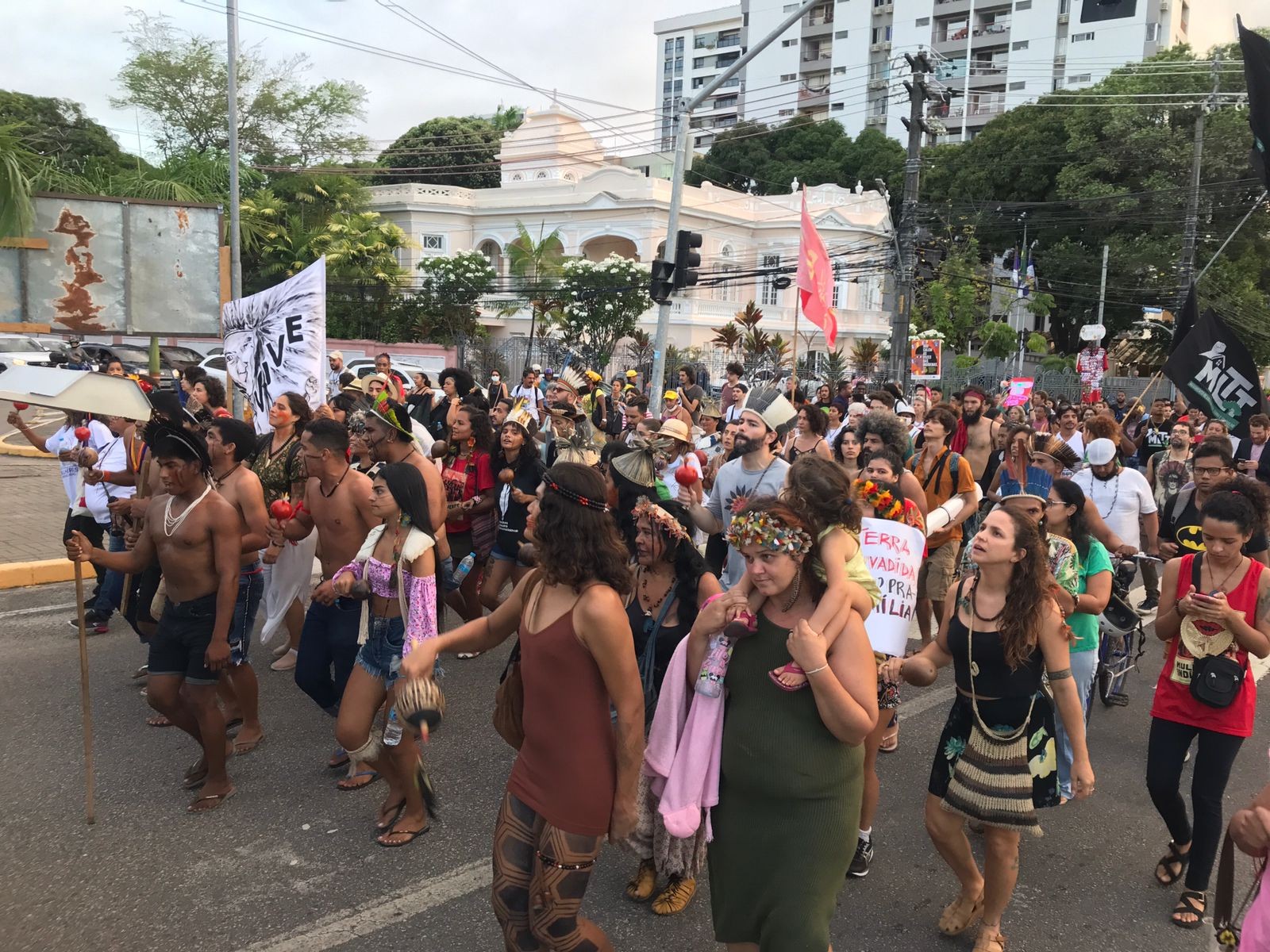 Grupos indígenas protestam contra aprovação do marco temporal no Recife