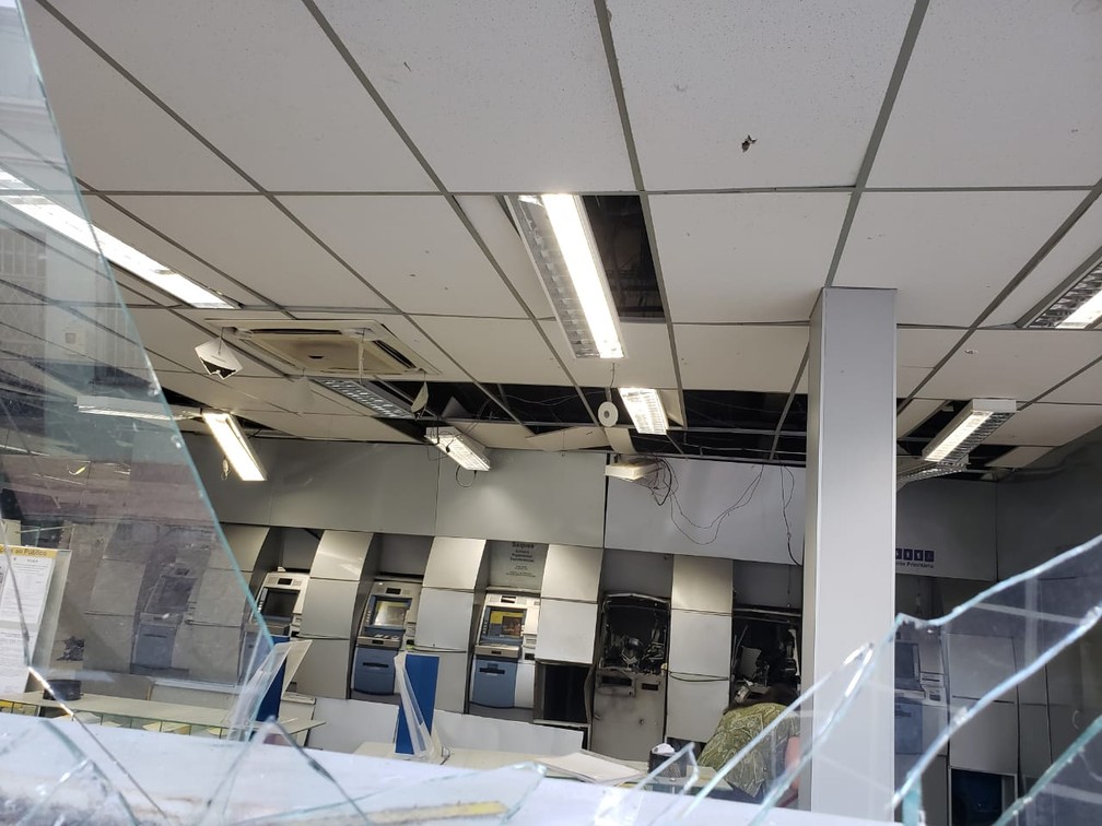 Grupo invade cidade no oeste da Bahia e explode banco â€” Foto: Paiva/Blog Braga