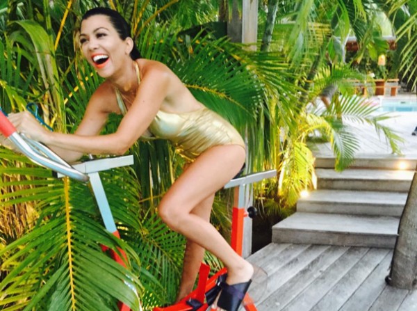 Kourtney Kardashian tirou as fotos na ilha de St . Barths (Foto: Instagram)