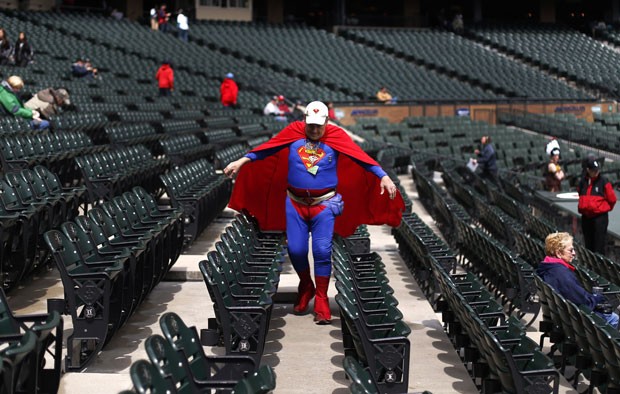 Superman J.H. Horn foi fotografado em jogo em Chicago (Foto: Charles Rex Arbogast/AP)