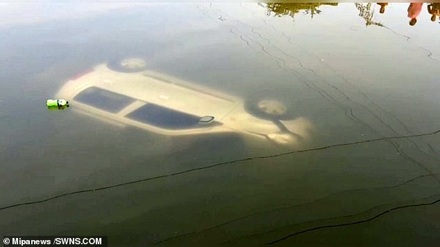 Carro ficou completamente submerso (Foto: Reprodução Facebook/MicaNews)