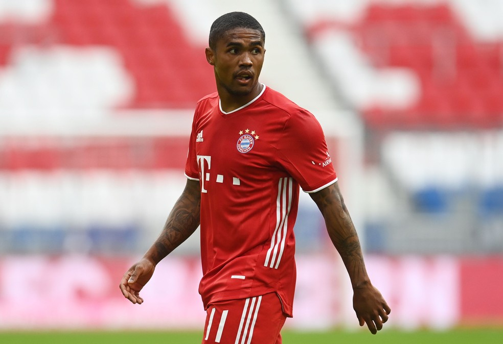 Douglas Costa é um dos nomes acompanhados pelo clube e já contatados por Renato — Foto: Reuters