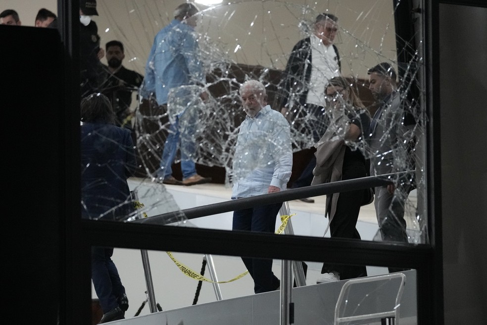 Lula volta a Brasília e vistoria Palácio do Planalto na noite deste domingo (8) — Foto: Eraldo Peres/AP