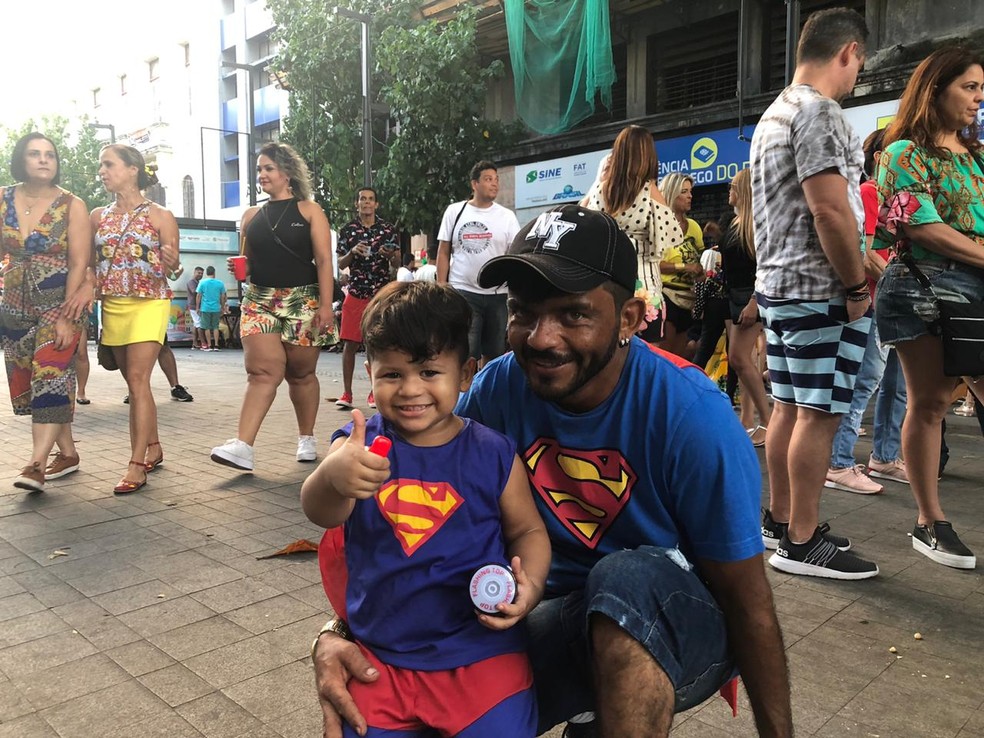 Eletrotécnico Ronaldo Costa e o filho, Artur, curtiram prévia no Bairro do Recife neste sábado (11) — Foto: Marina Meireles/G1