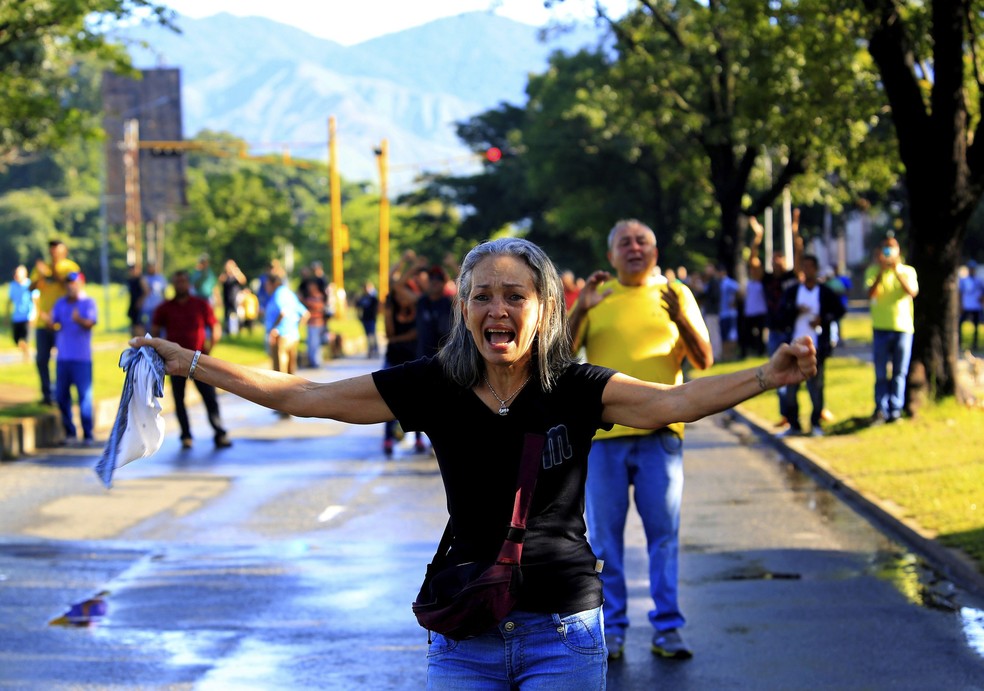 Manifestantes protestam contra o governo de Nicolas Maduro em frente a base militar em Valencia, na Venezuela (Foto: AP Photo/Juan Carlos Hernandez)