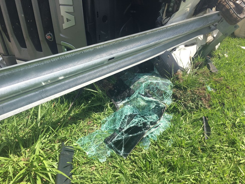 Carreta com algodão tombou em Álvares Machado (Foto: Valmir Custódio/G1)