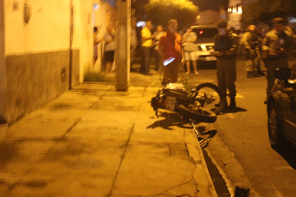 Moto usadas pelos criminosos foi abandonada no local do crime. — Foto: Ellyo Teixeira/G1