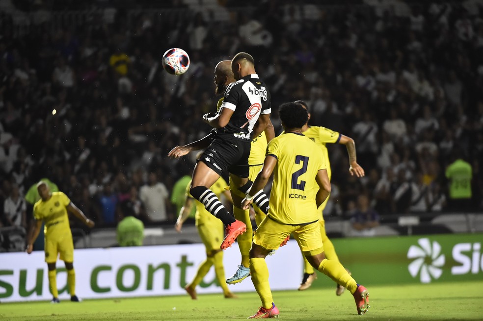 Zé Santos cabeceia para a melhor chance do Vasco no jogo — Foto: André Durão