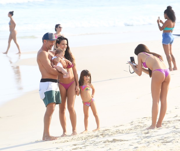 Malvino Salvador e Kyra Gracie curtem praia com os filhos (Foto:  Fabricio Pioyani/AgNews)