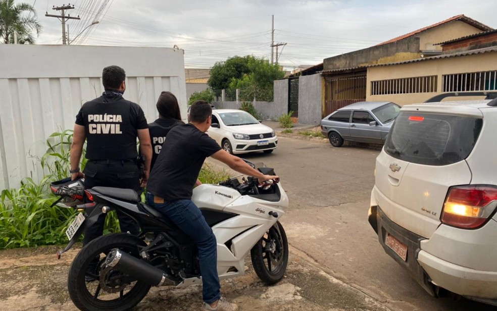 Moto e carro apreendido com suspeito de furtar idosos em Goiás — Foto: Divulgação/Polícia Civil