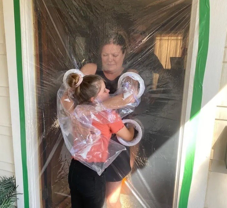 Paige Okray cria cortina com braços para abraçar avós (Foto: Reprodução )