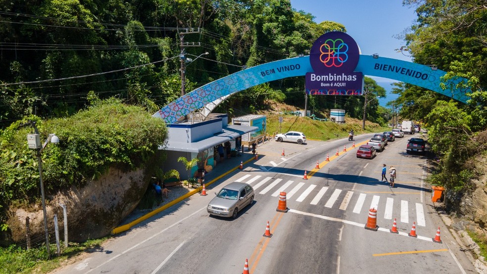 Portal de entrada para a cidade de Bombinhas — Foto: Cristian Cruz/Divulgação