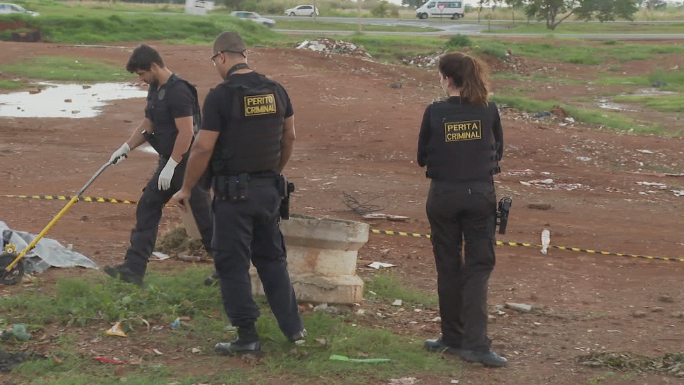 Policiais fazem perícia em bueiro onde ccorpo foi encontrado esquartejado — Foto: TV Globo/Reprodução