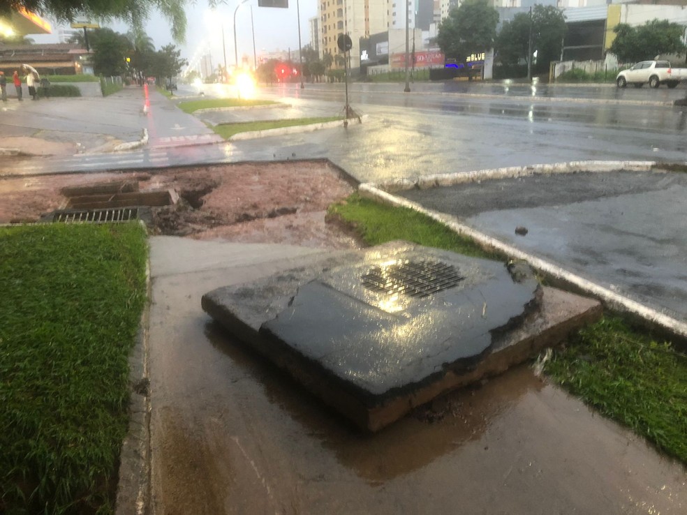 Placa foi arrancada pela força das águas em Uberlândia — Foto: Hermom Dourado/Arquivo pessoal