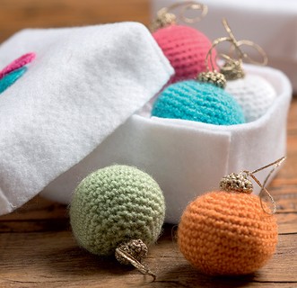 Essas bolas de Natal não quebram nunca: foram feitas de crochê pela arquiteta Silvana Quintas