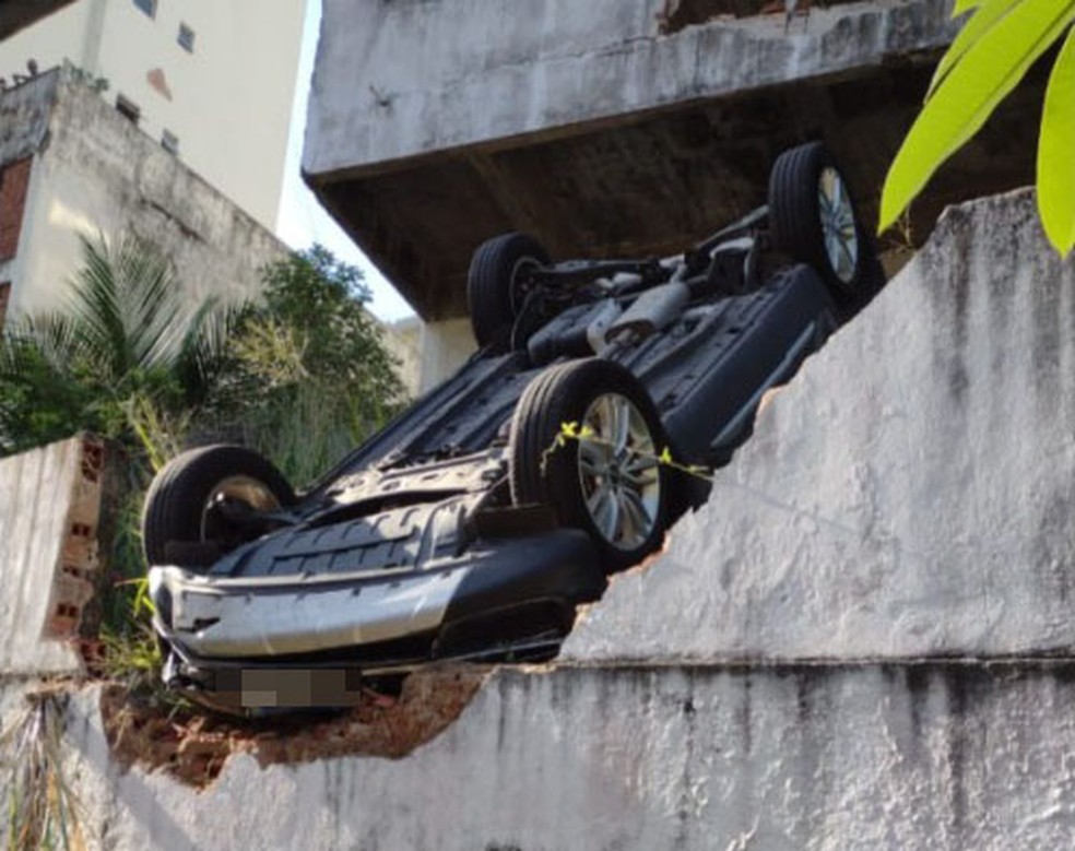 Carro cai de prédio em Salvador — Foto: Reprodução/Redes Sociais