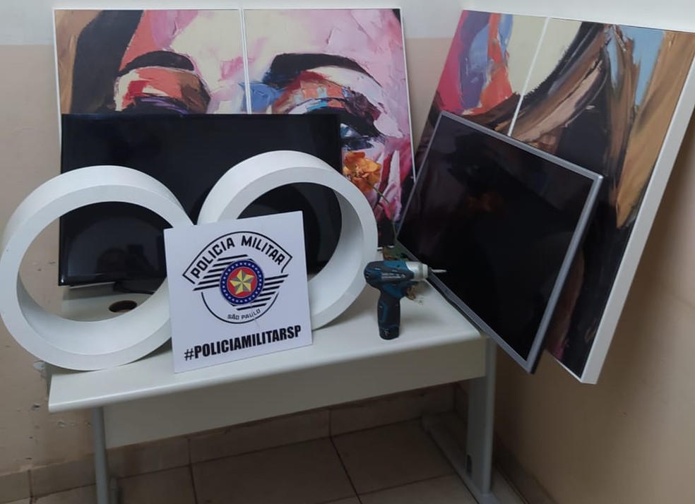Indivíduo tentou levar TV e objetos decorativos, mas foi detido — Foto: Polícia Militar