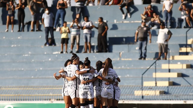 Jogadoras do Corinthians unidas na partida contra o São José-SP