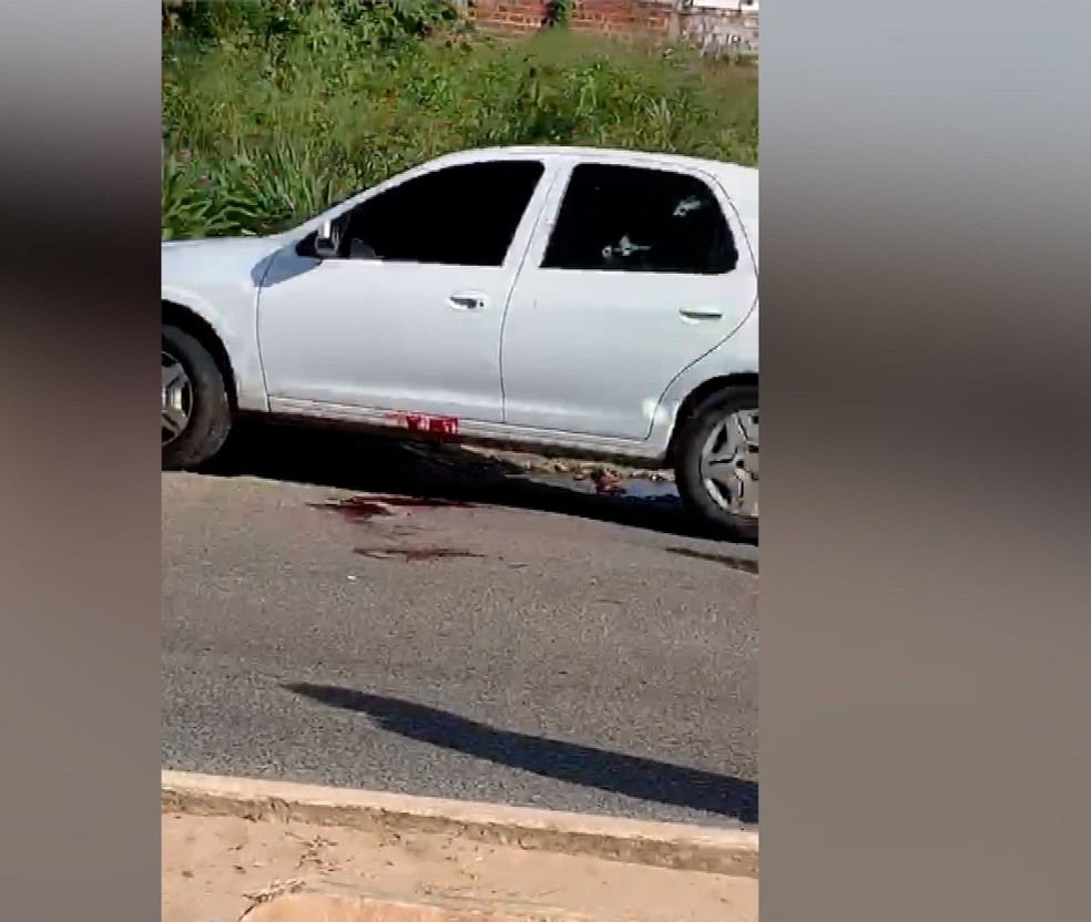 Marcas de sangue ficaram no carro apÃ³s confronto com a PolÃ­cia na Zona Norte de Natal  â Foto: ReproduÃ§Ã£o/Inter TV Cabugi