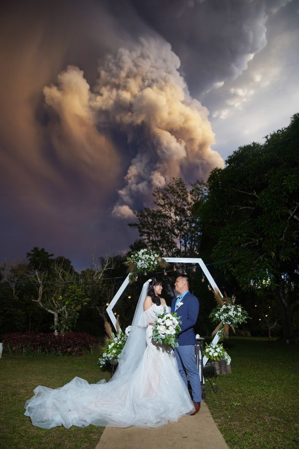 Vulcão entra em erupção formando fumaça ao fundo (Foto: Randolf Evan/Magnus News)