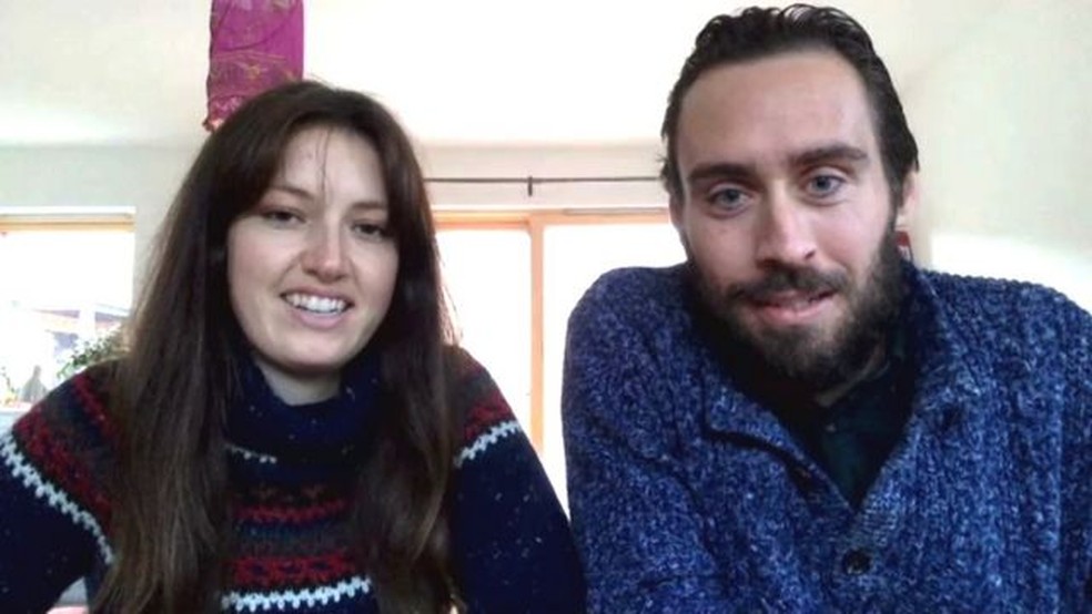Quatro dias depois de chegar à ilha e aprender a domar a lareira, o casal estava sorrindo — Foto: BBC