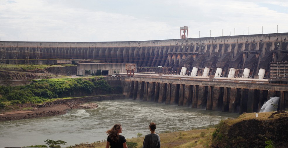 A hidrelétrica de Itaipu: disparada do dólar está encarecendo energia produzida pela usina. — Foto: SkyTakes / Árvore Filmes/ Itaipu Binacional