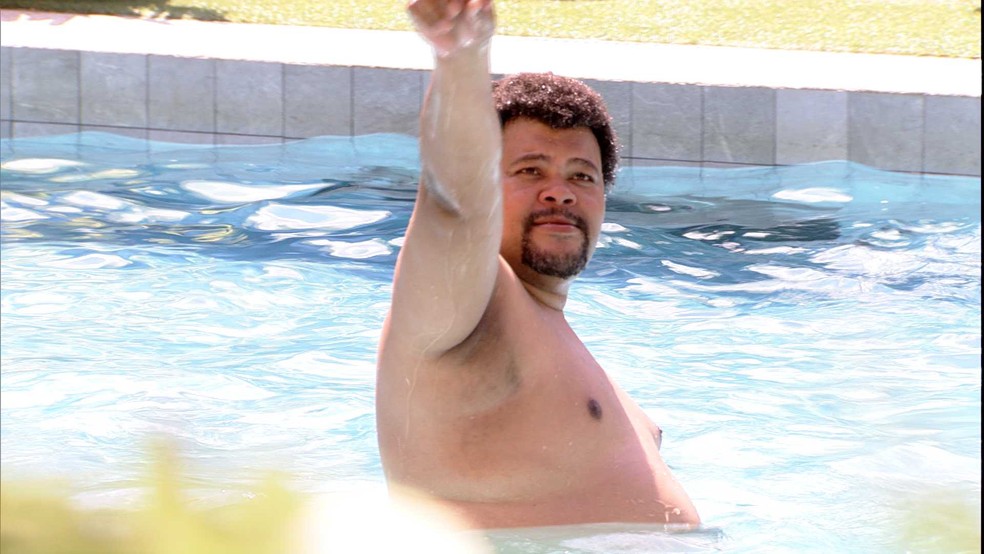 Apos Eliminacao Babu Faz Coreografia Na Piscina Casa Bbb Gshow