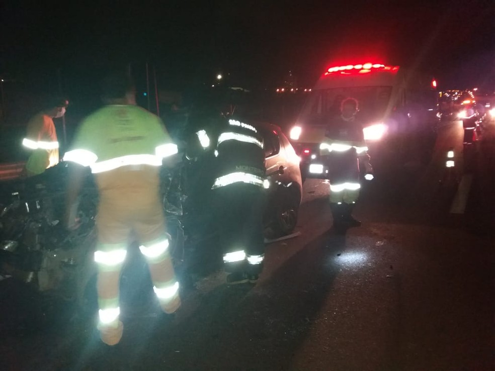 Vítima fica presa entre as ferragens e é resgatada pelo Corpo de Bombeiros de Avaré — Foto: Corpo de Bombeiros de Avaré/Divulgação
