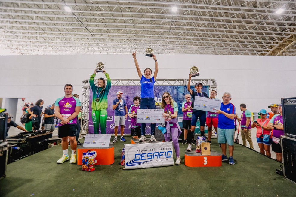 Pódio da maratona feminina, Emannuella da Costa, Lucicleide Gabriel de Assis e Josélia Cardoso Xavier — Foto: Sérgio Lucena / PMJP