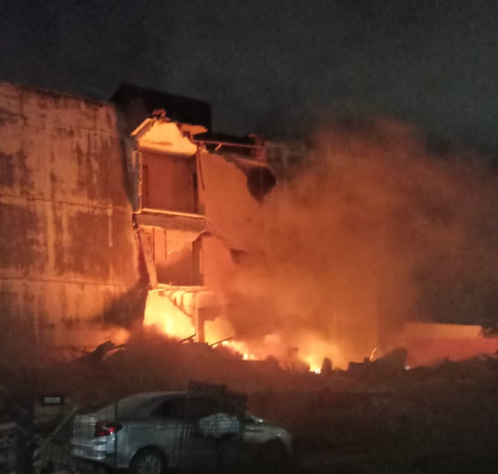 Imagens de um edifício que desabou na noite desta quinta (27) em Jardim Atlântico, em Olinda — Foto: WhatsApp/TV Globo