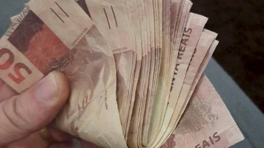Funcionário público tem R$ 900 mensalmente descontados do salário desde 2016: contrato não tem prazo para quitação