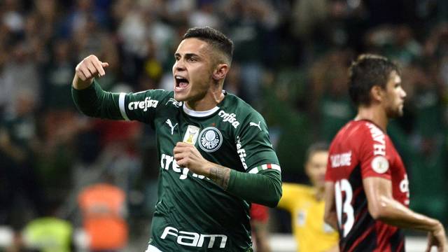 Raphael Veiga comemora o gol do Palmeiras
